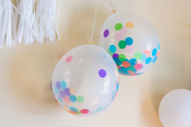 Selective focus photography of assorted color balloons
